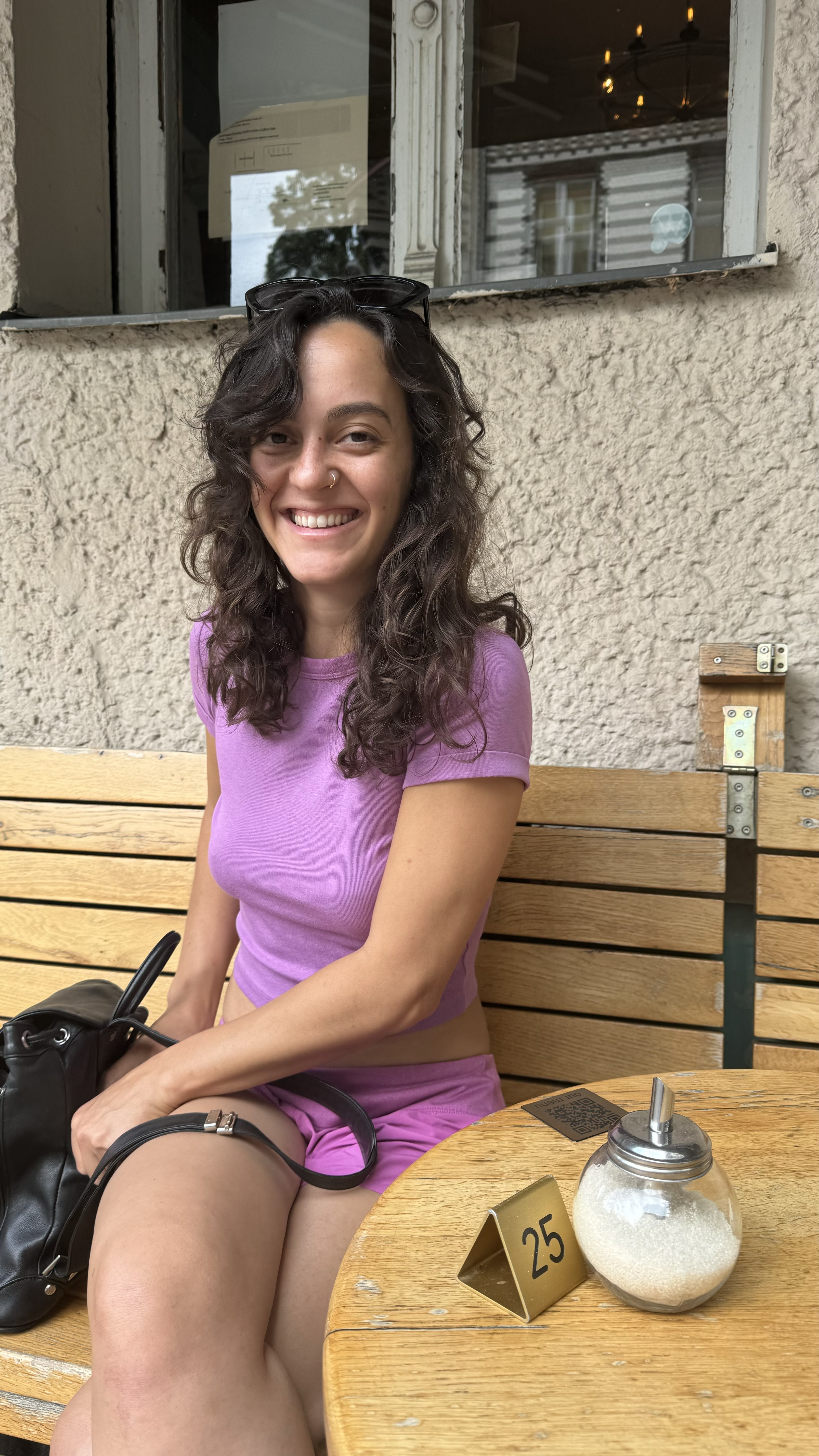 Deniz lächelnd auf einer Bank